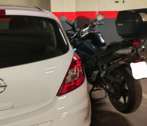 Moto mal aparcada garaje