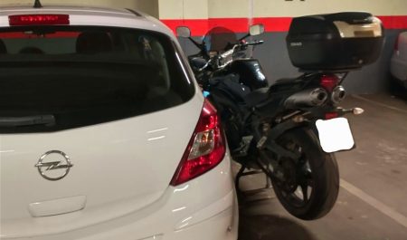 Moto mal aparcada garaje