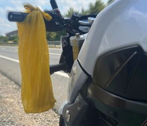 Moto paño amarillo manillar