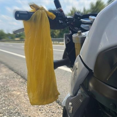 El enigma del paño amarillo en las motos: la señal secreta que todo conductor debería conocer