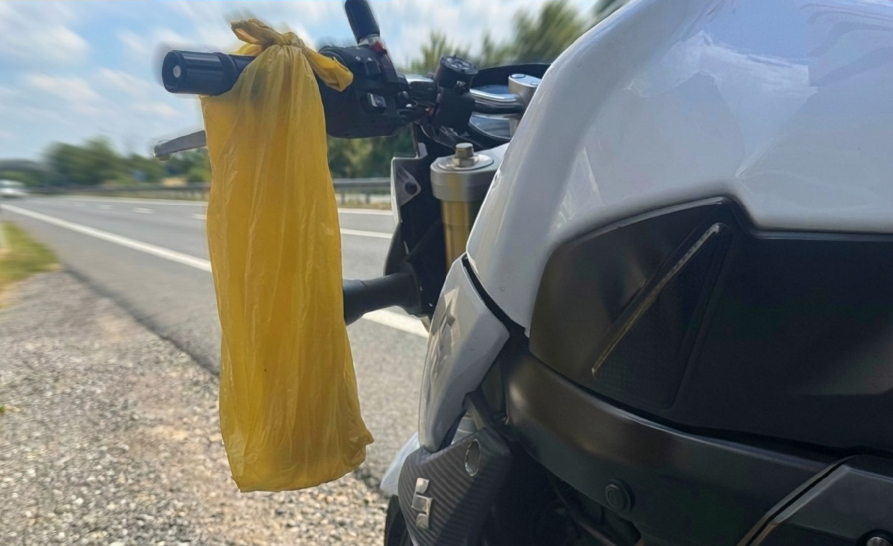 Moto paño amarillo manillar