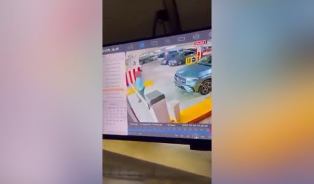 Mujer parking Mercedes