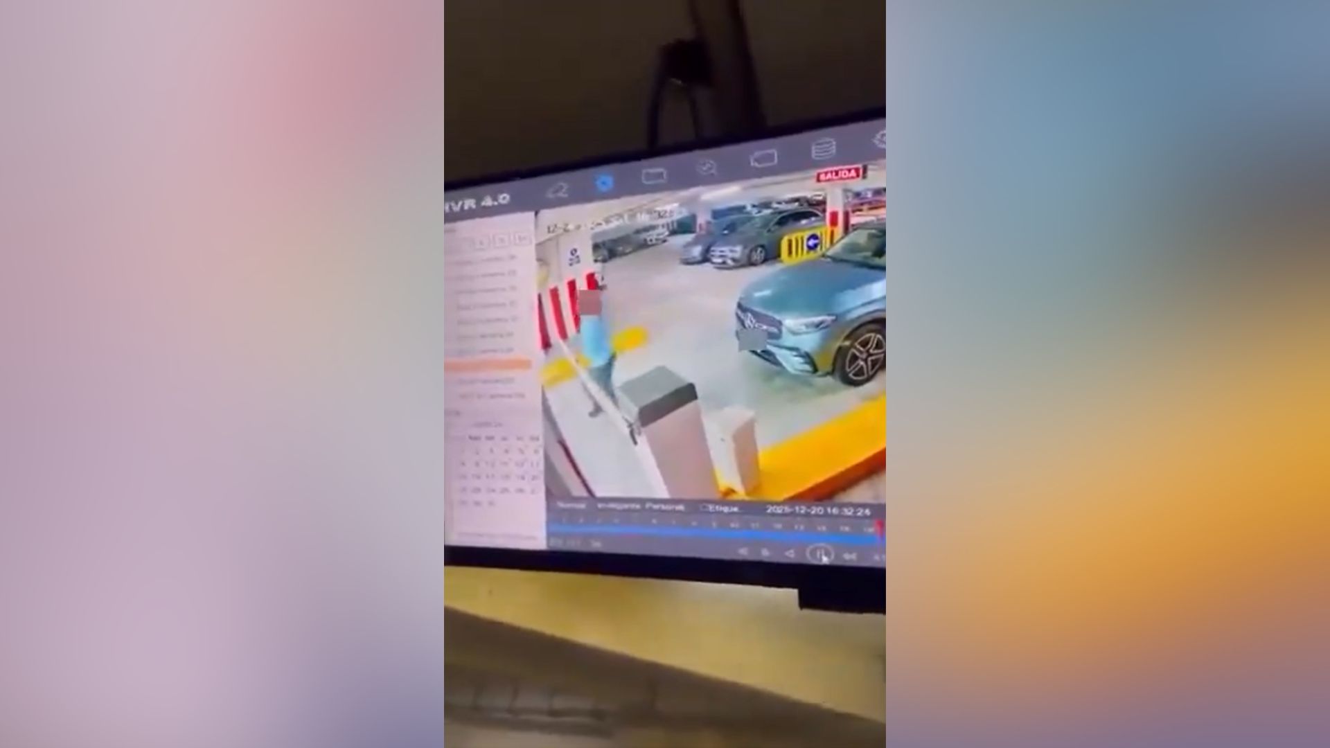 Mujer parking Mercedes