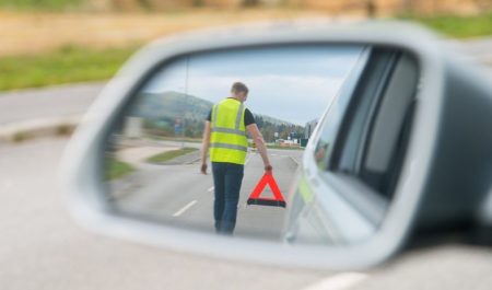 Triángulo emergencia coche