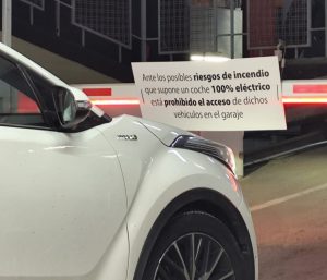 aparcamiento prohíbe coches eléctricos