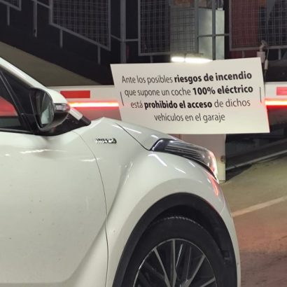 Iba por la calle en Madrid y me encontré algo sorprendente: un aparcamiento que prohibía entrar a este tipo de coches