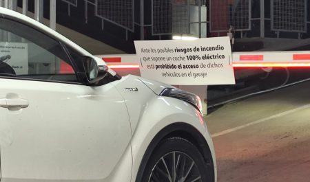 aparcamiento prohíbe coches eléctricos