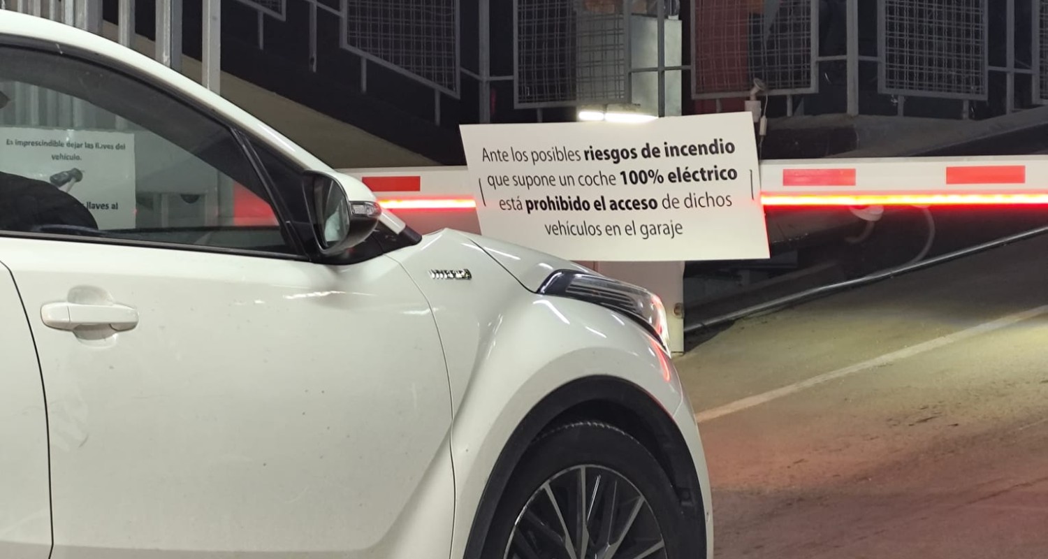aparcamiento prohíbe coches eléctricos