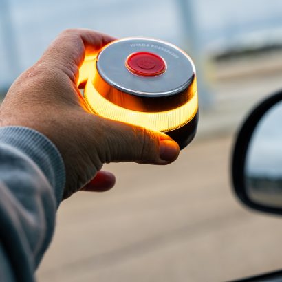 Las balizas V-16 son inconstitucionales: el último bulo contra las luces conectadas de la DGT