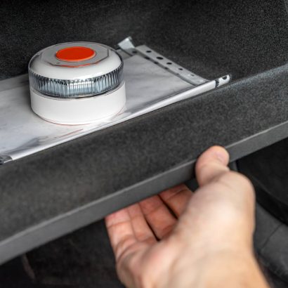 Este es el truco para que la baliza V-16 ocupe menos espacio en la guantera del coche: y además, lo protege de la humedad