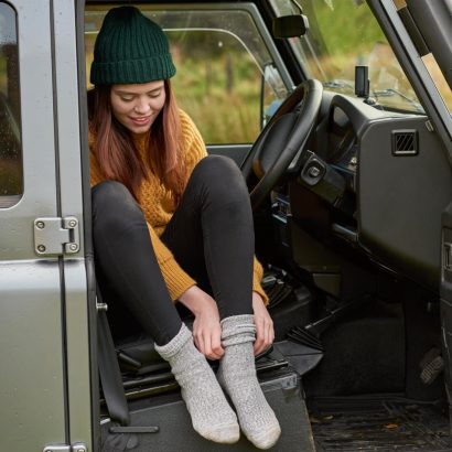 ¿Por qué deberías guardar unos calcetines viejos y un rollo de cinta adhesiva en el coche? 