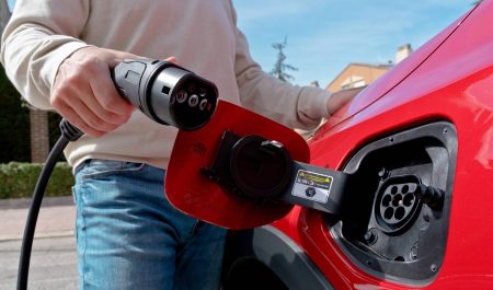 El Gobierno multiplica por dos las ayudas a los coches eléctricos: 400 millones cubrirán la lista de espera del Plan Moves III