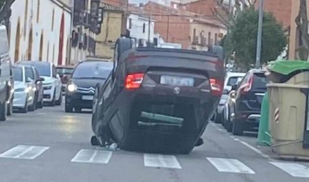 coche volcado tractor