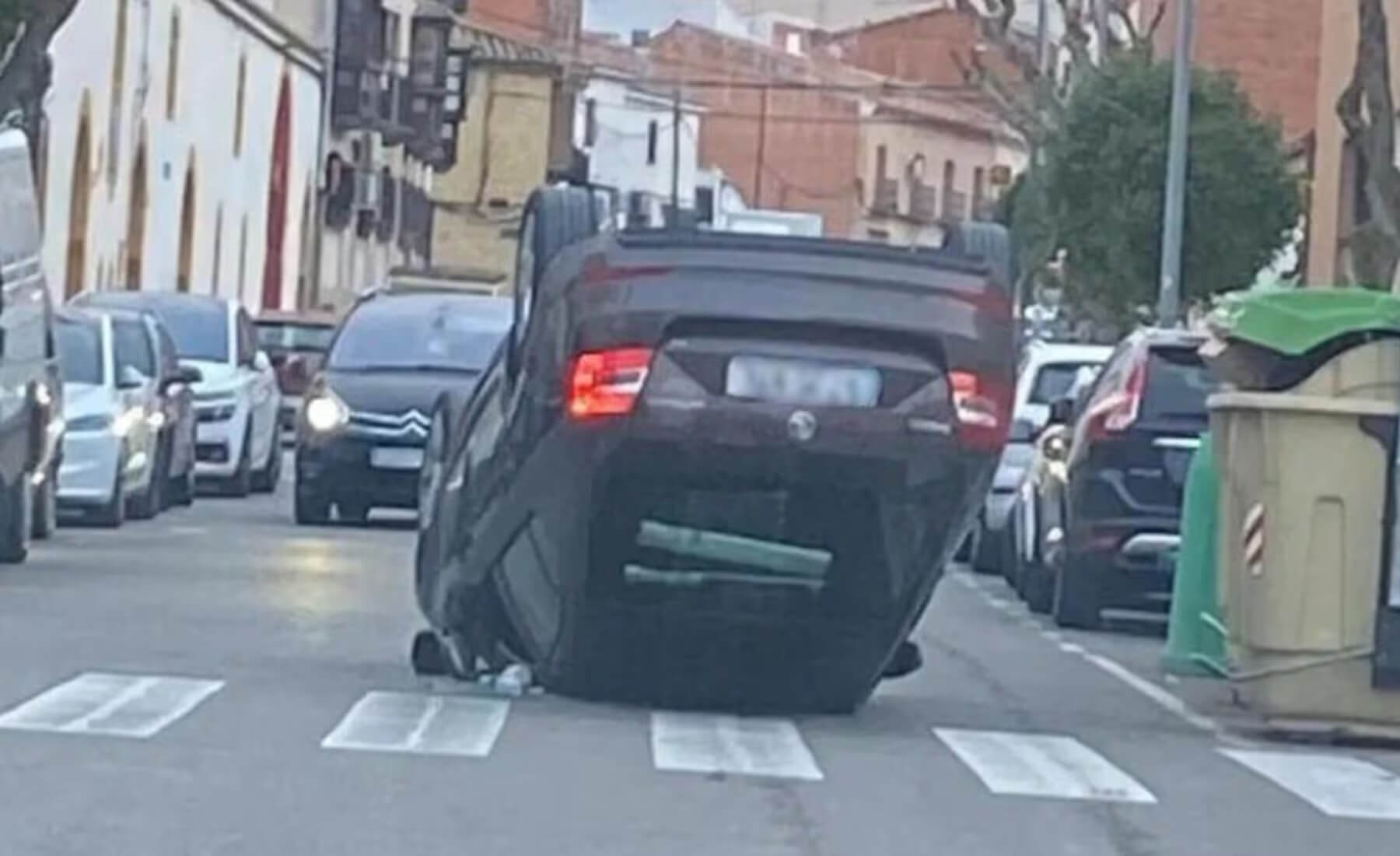 coche volcado tractor