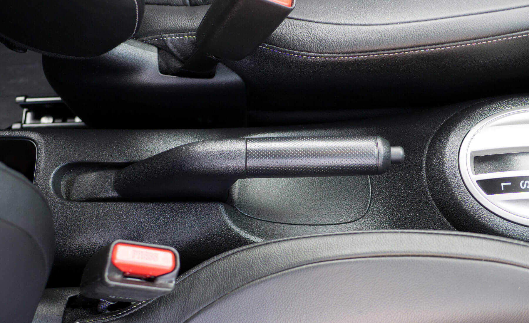 como tirar freno de mano