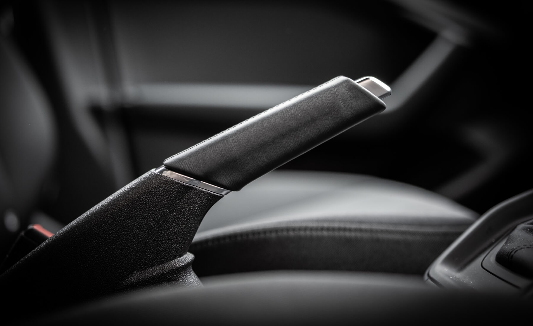 como tirar freno de mano