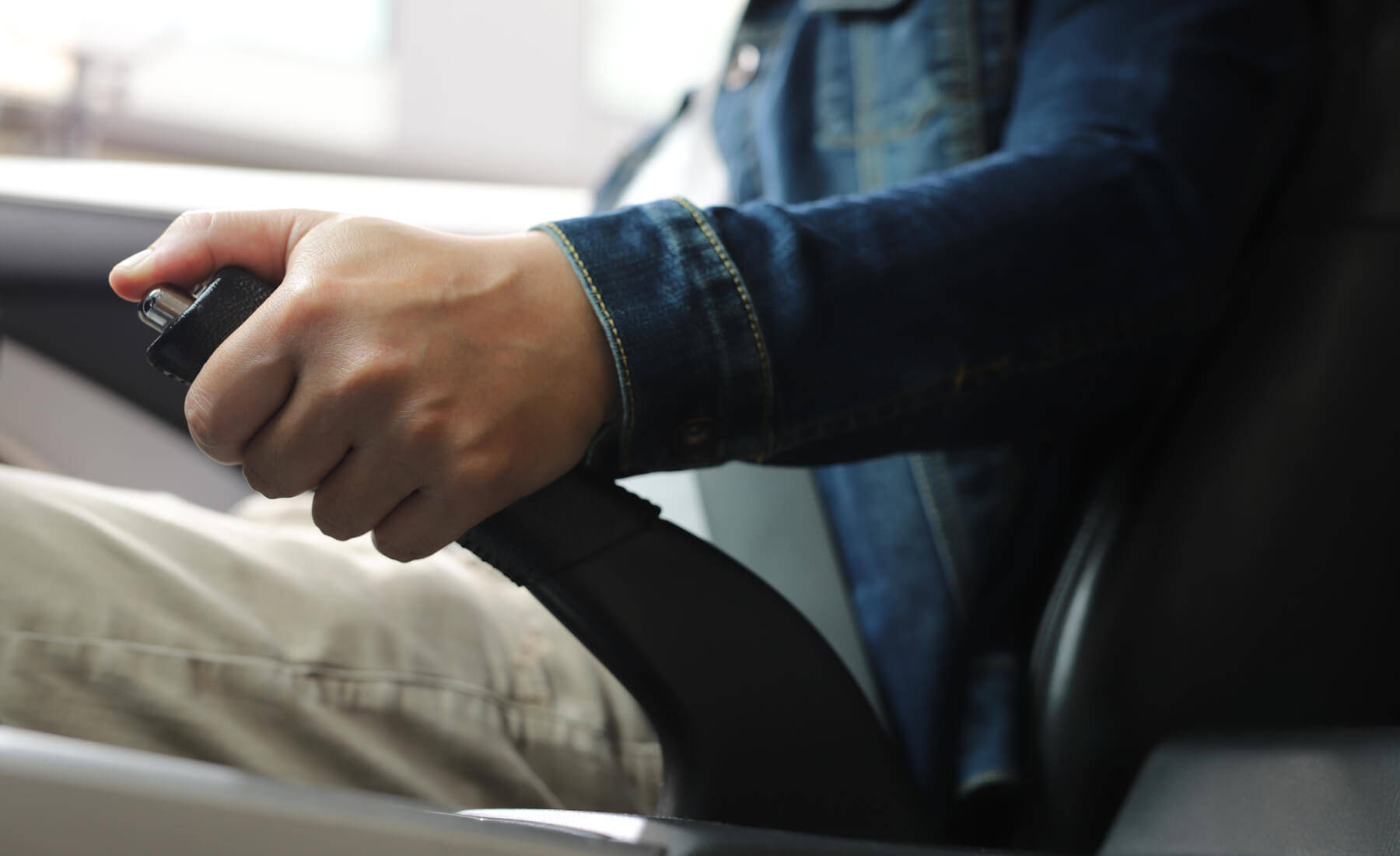 como tirar freno de mano