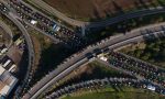 La impactante imagen de un atasco kilométrico, pero no de coches: cientos de tractores se toman las carreteras y bloquean un túnel
