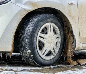 Bajos del coche sucio invierno