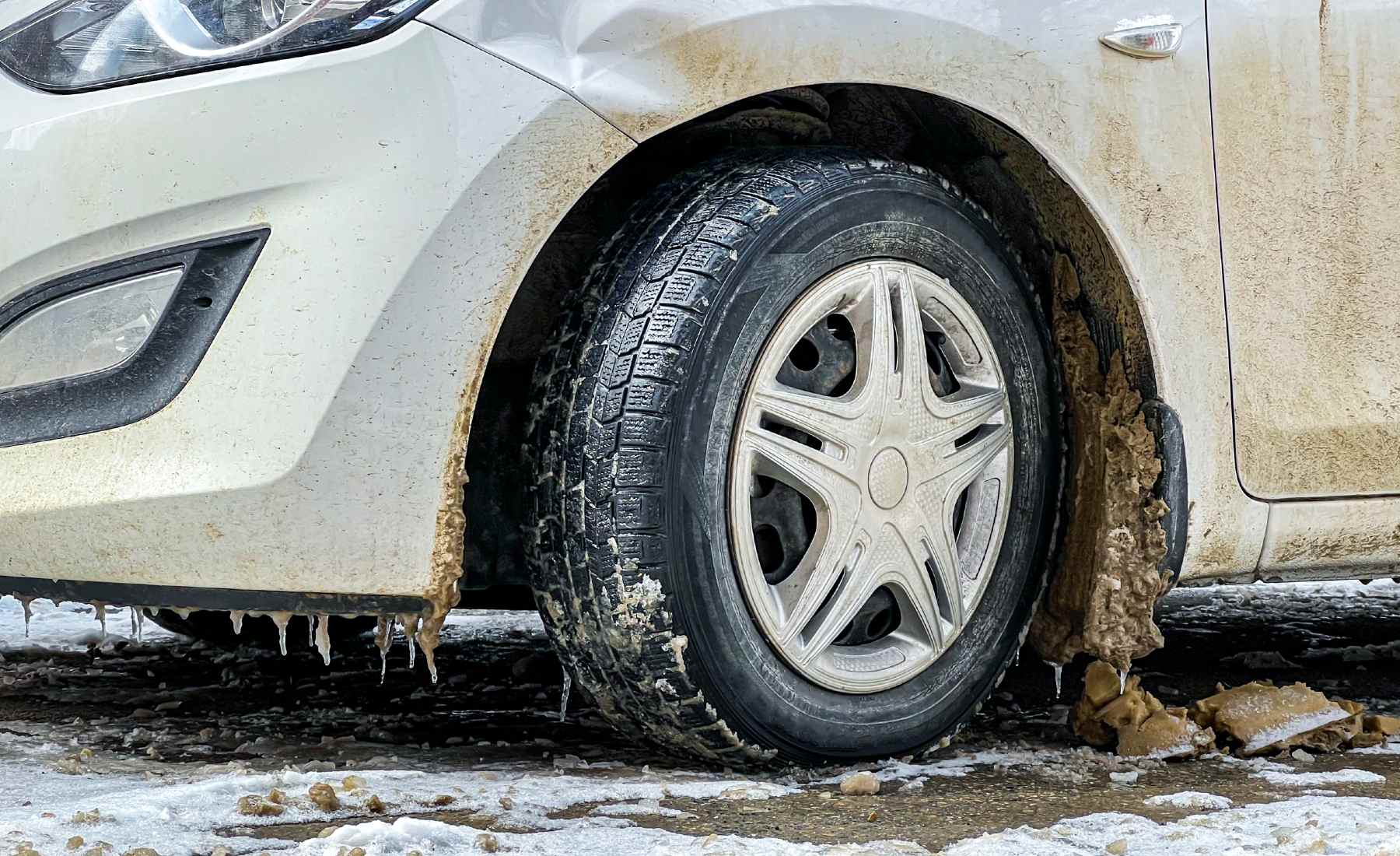 Bajos del coche sucio invierno
