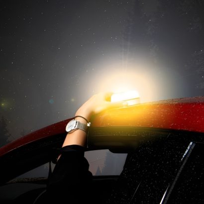 Si tengo una incidencia en carretera y activo la luz de emergencia V-16, ¿mi coche aparece en Google Maps o Waze?