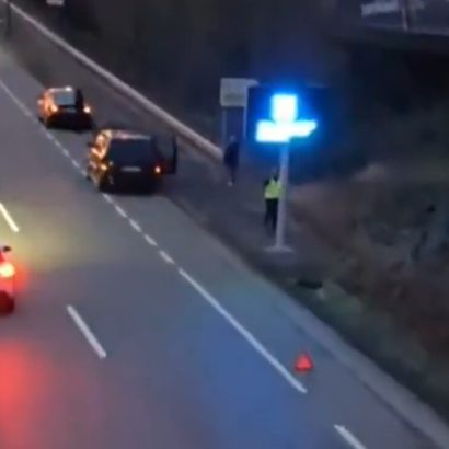 Graba desde una pasarela a un coche con la baliza V-16 y también con el triángulo de emergencia: la imagen lo dice todo