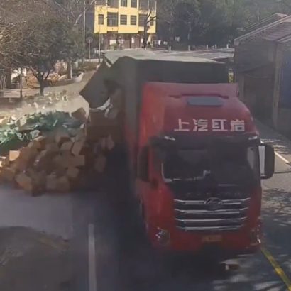 Un camión derramó cientos de cajas con bebidas mientras circulaba y la gente de alrededor no las recogió, sino que hizo algo aún más sorprendente