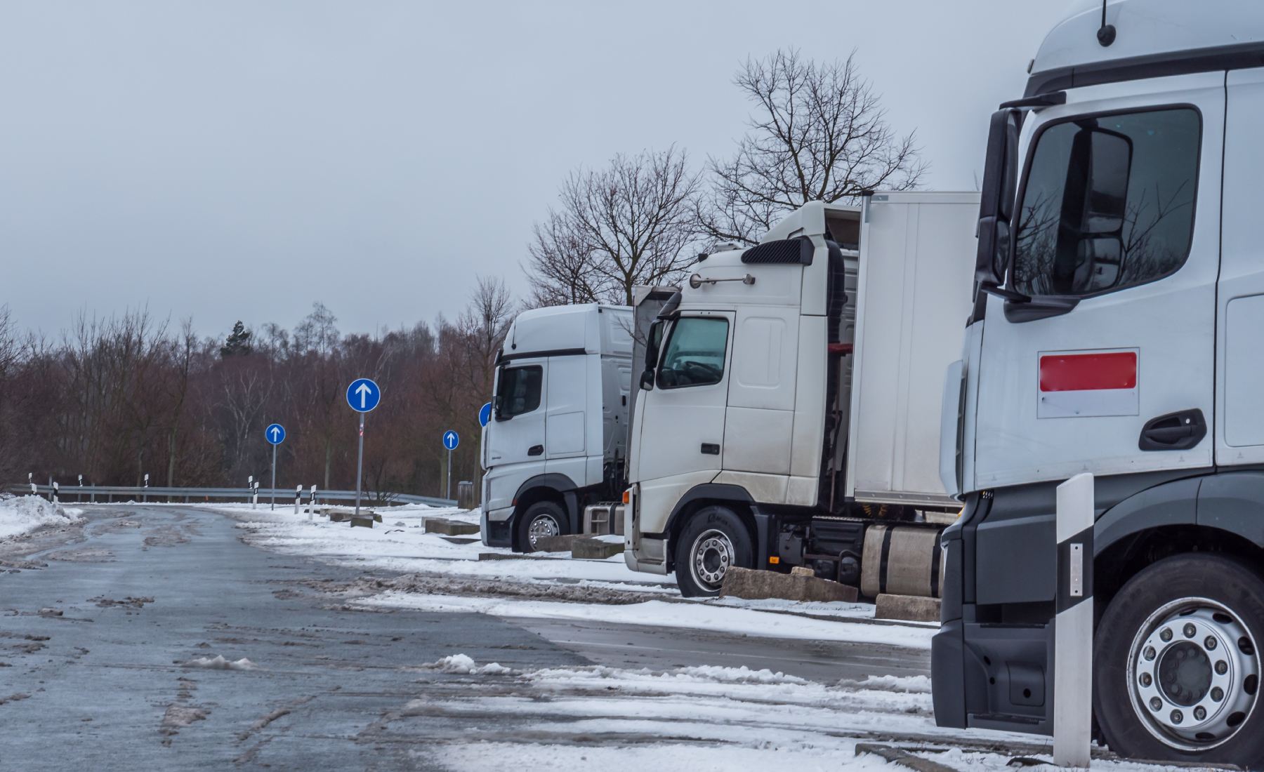 Camiones estacionados nieve