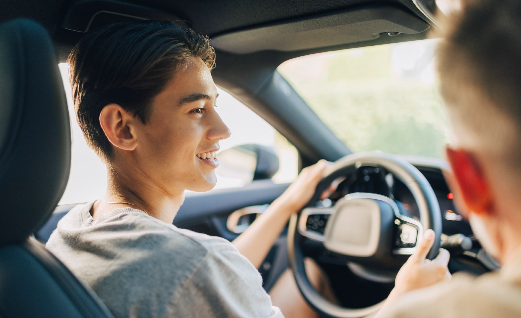 Conductor acompañado de 17 años.