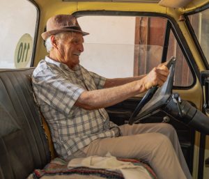 Conductor senior en una camioneta