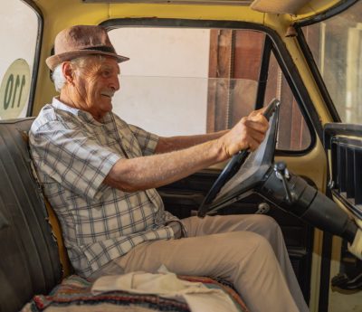 Conductor senior en una camioneta