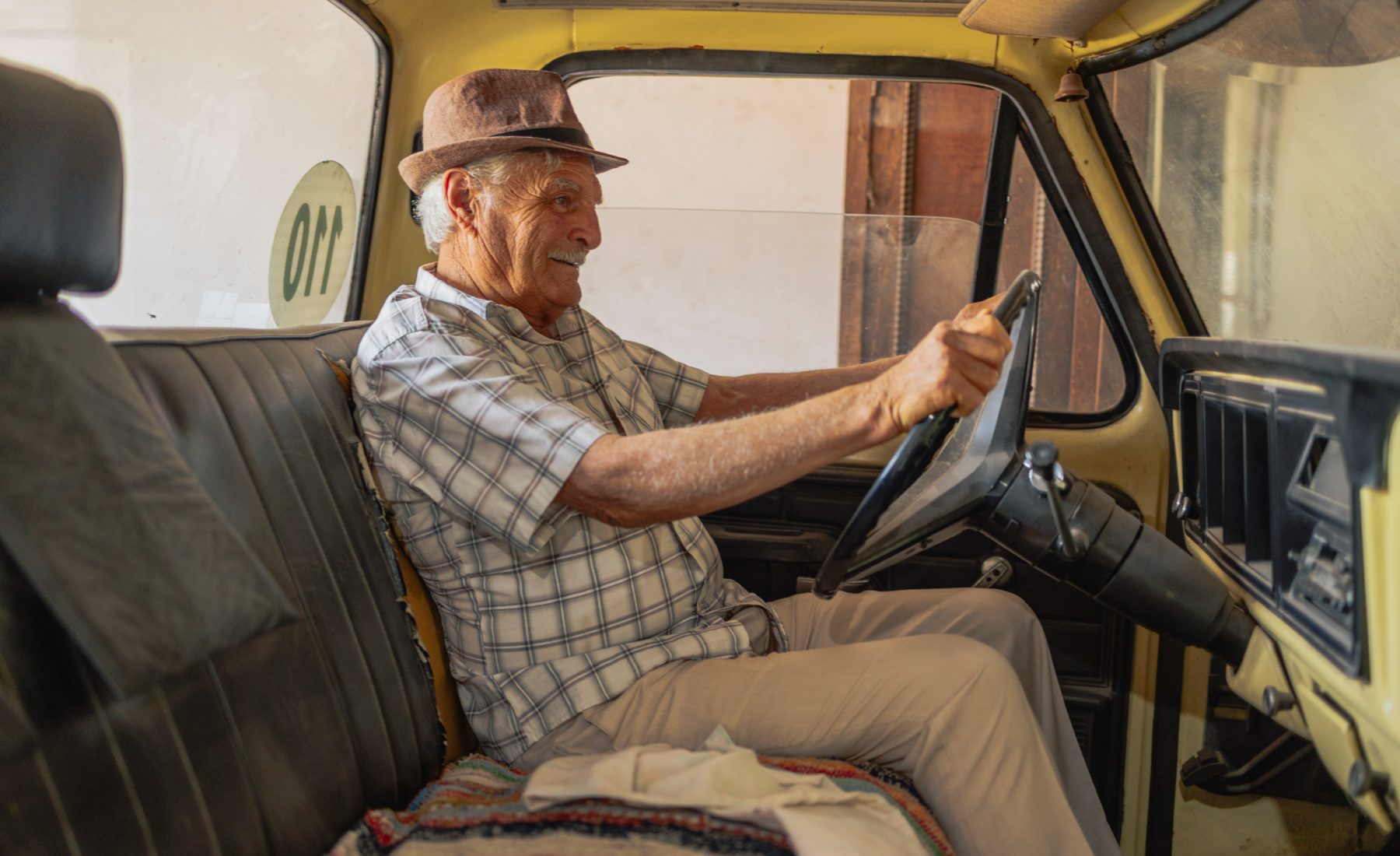 Conductor senior en una camioneta
