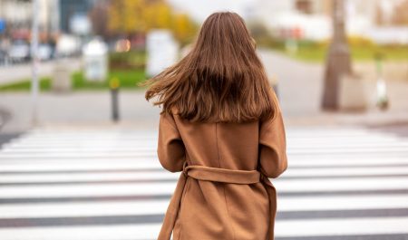 La distracción más común en la calle puede ser sancionada en España