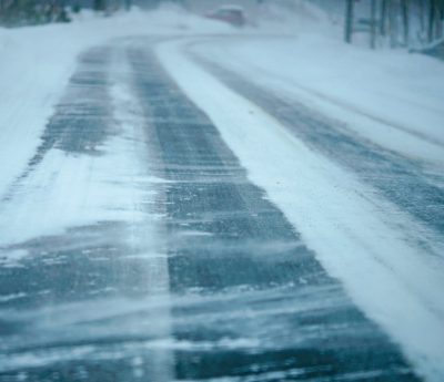 Hielo y nieve en la carretera