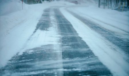 Hielo y nieve en la carretera