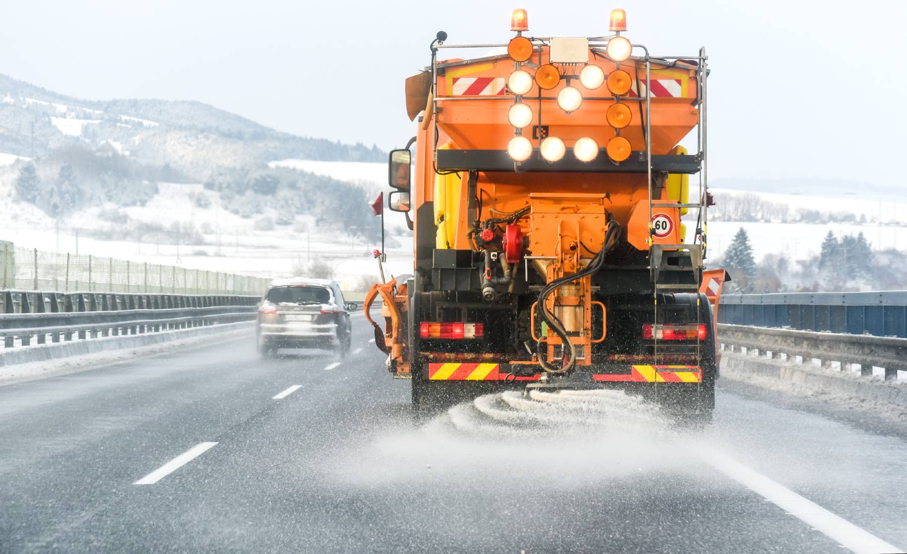 Quitanieves esparciendo sal