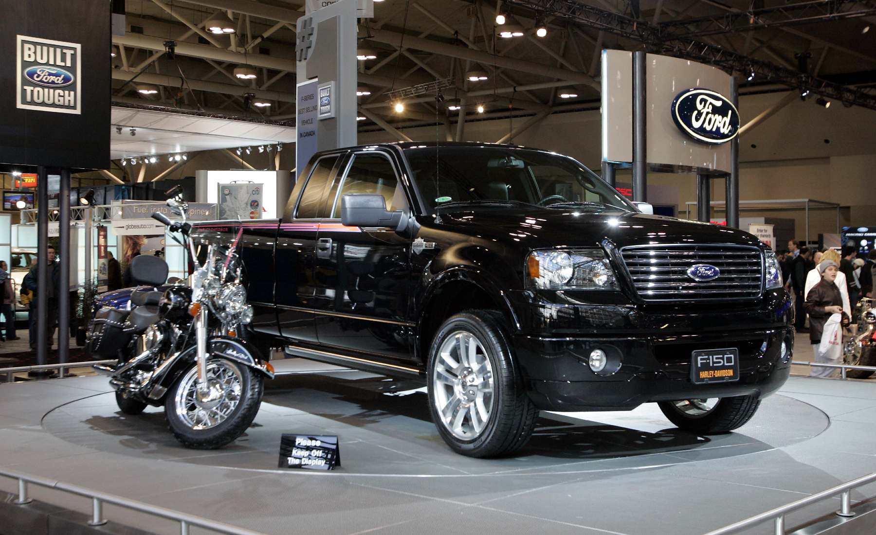 Motocicleta Harley y camioneta Ford