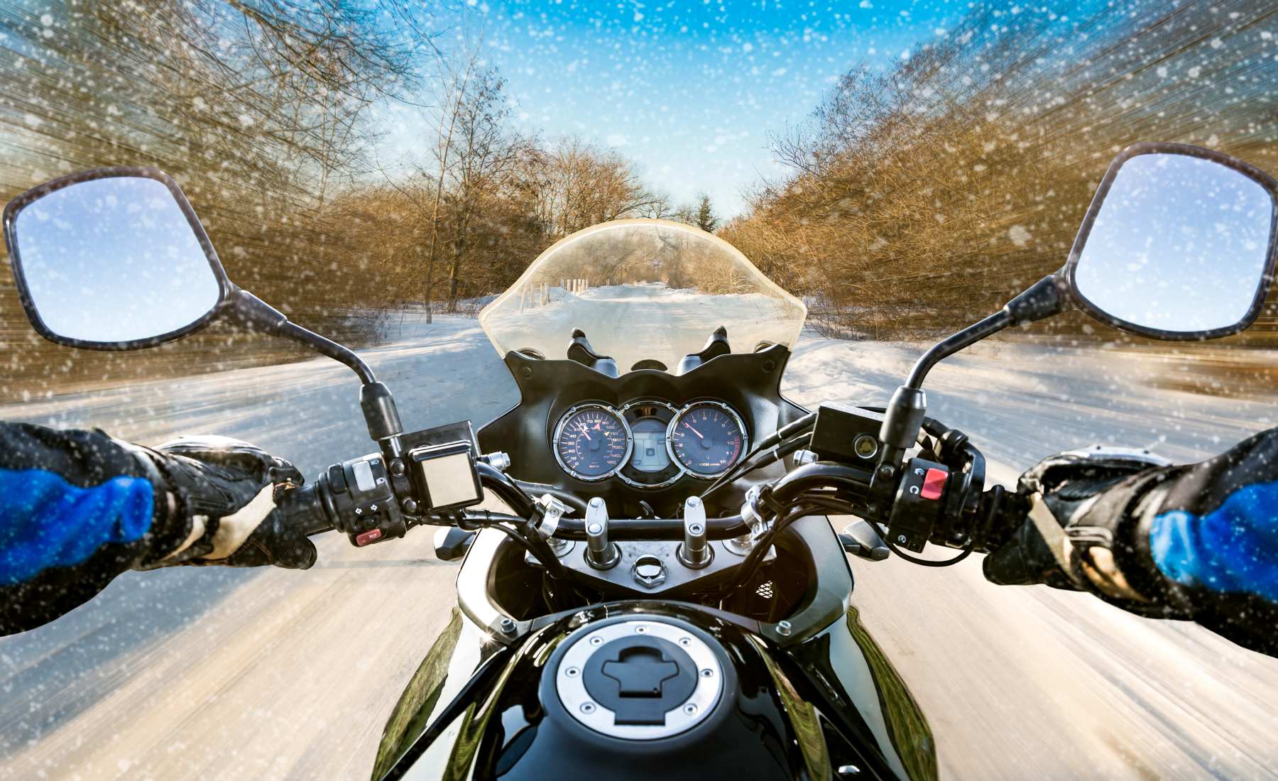 Moto en carretera con nieve