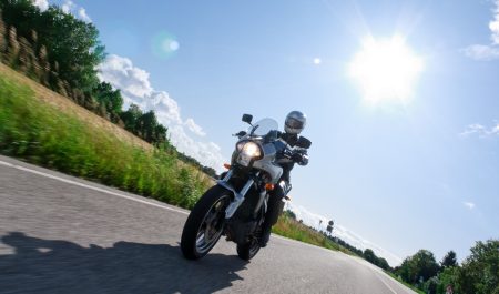 Moto circulando por carretera