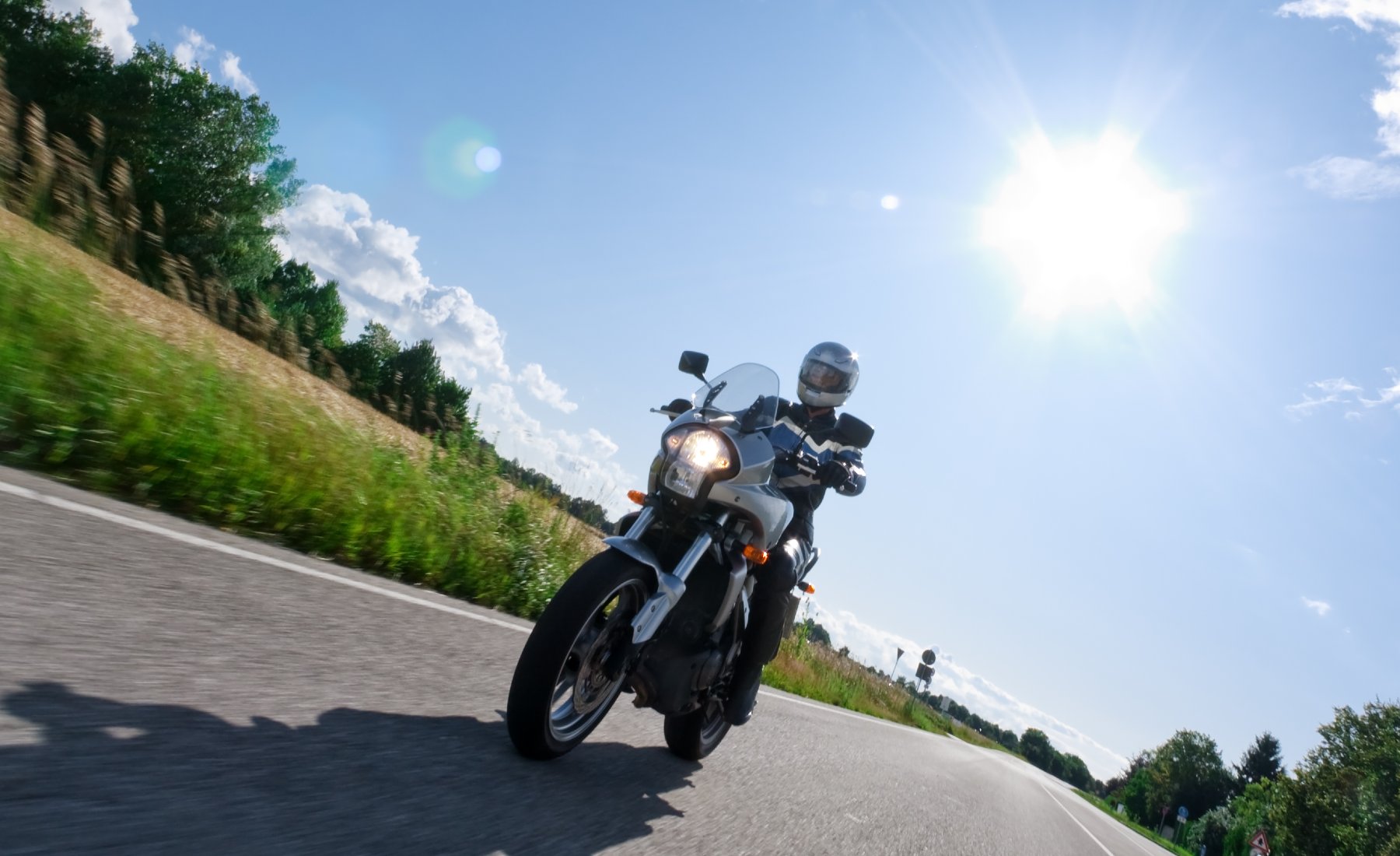 Moto circulando por carretera