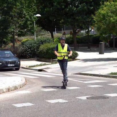 Los titulares de patinetes eléctricos, obligados desde hoy a contratar un seguro: multas, registro en la DGT y otras novedades