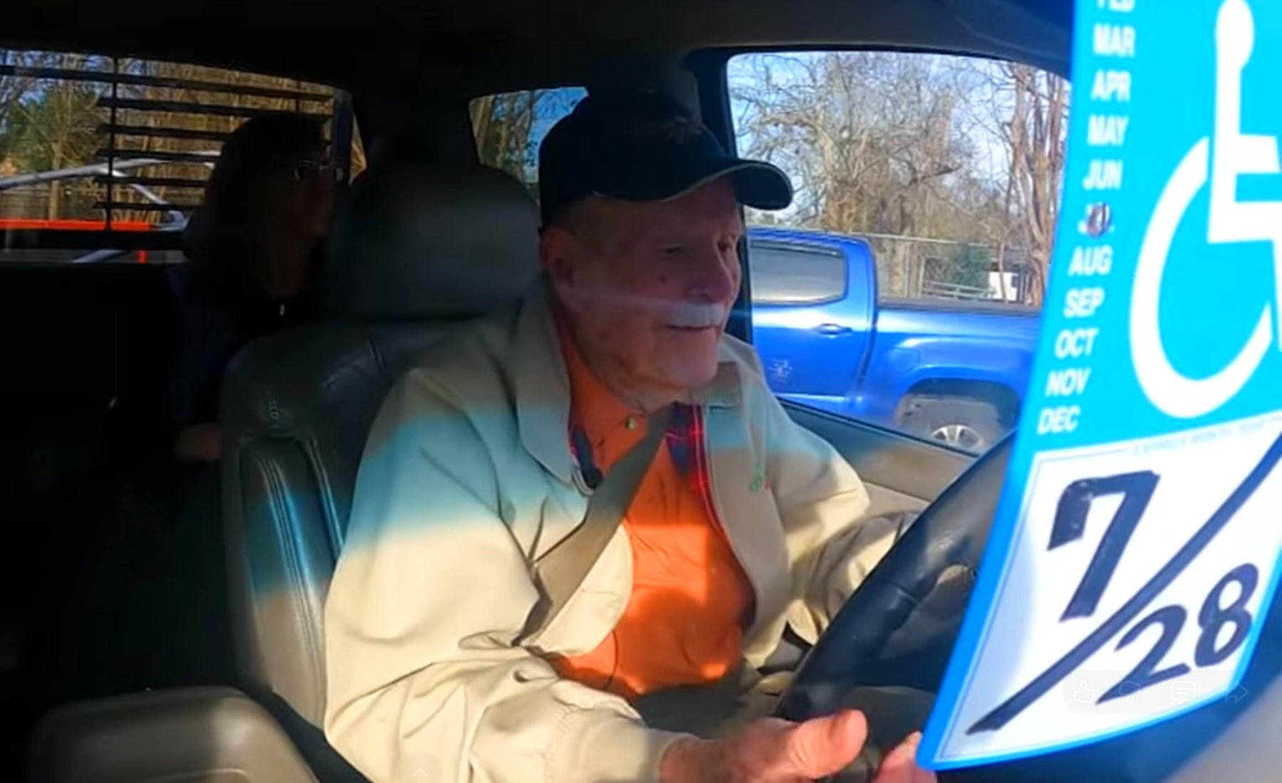 Thomas ‘Ed’ Davis conduciendo su camioneta con 101 años