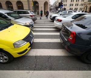 coche parar mitad paso peatones