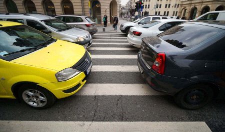 coche parar mitad paso peatones