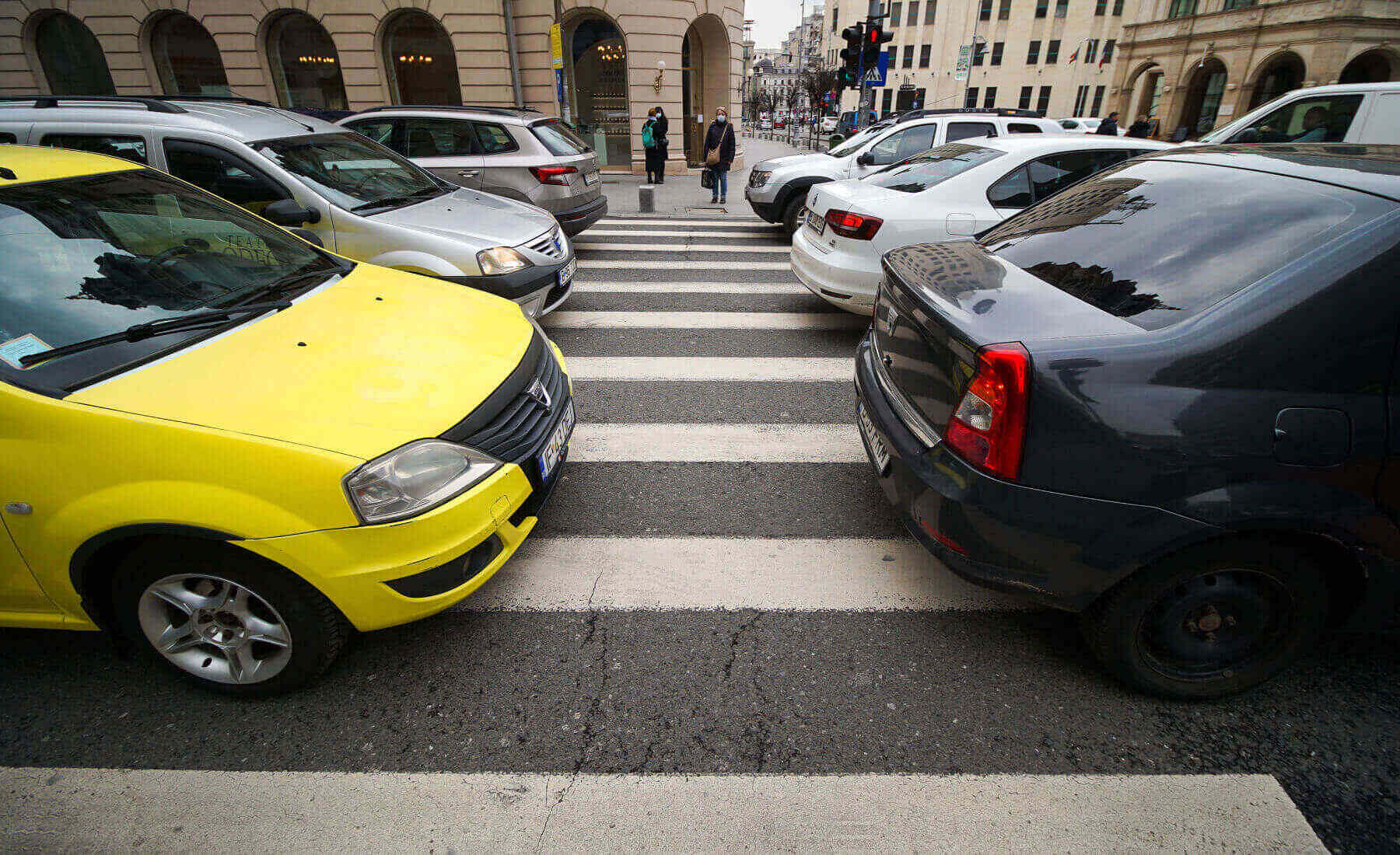 coche parar mitad paso peatones