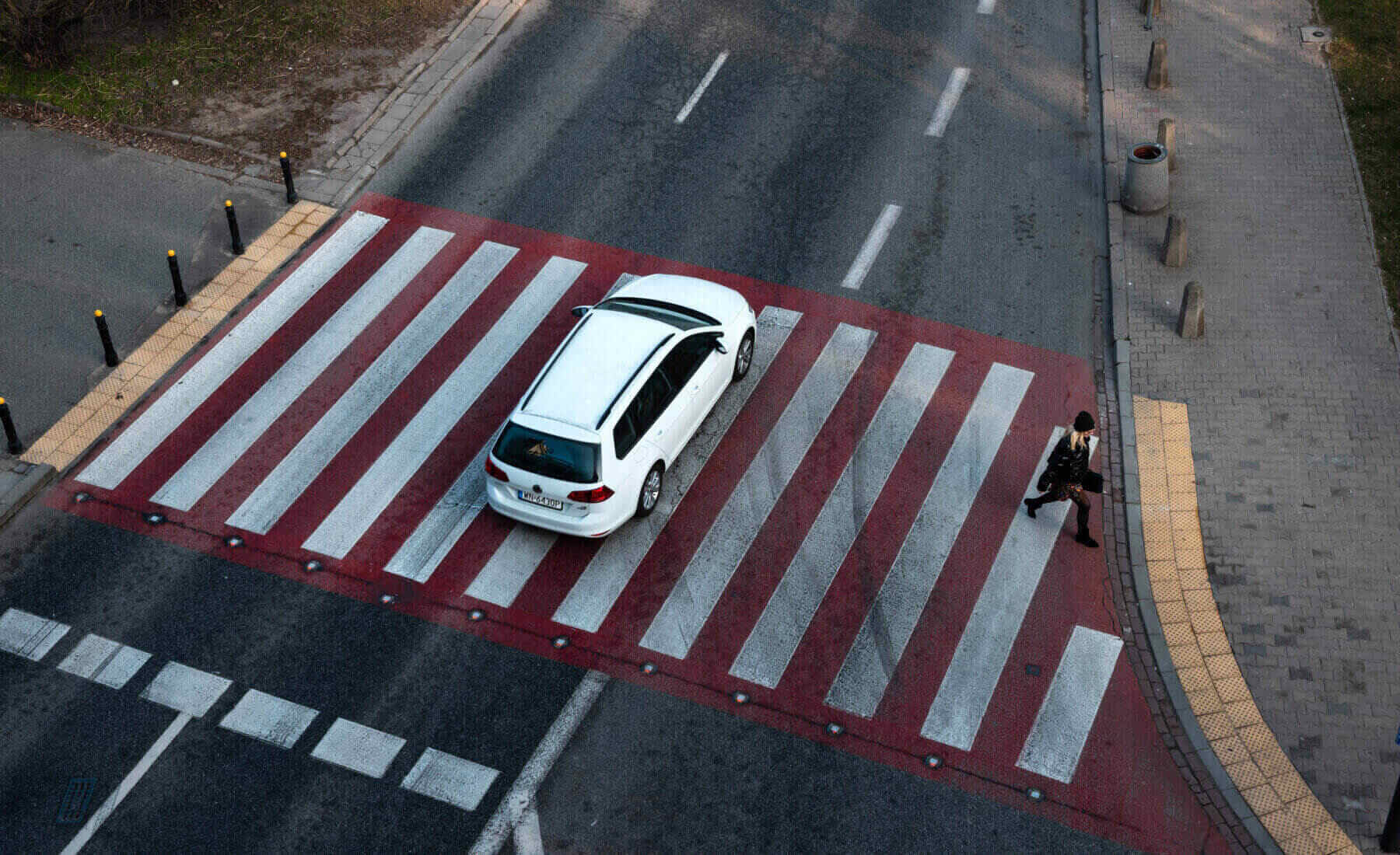 coche parar mitad paso peatones