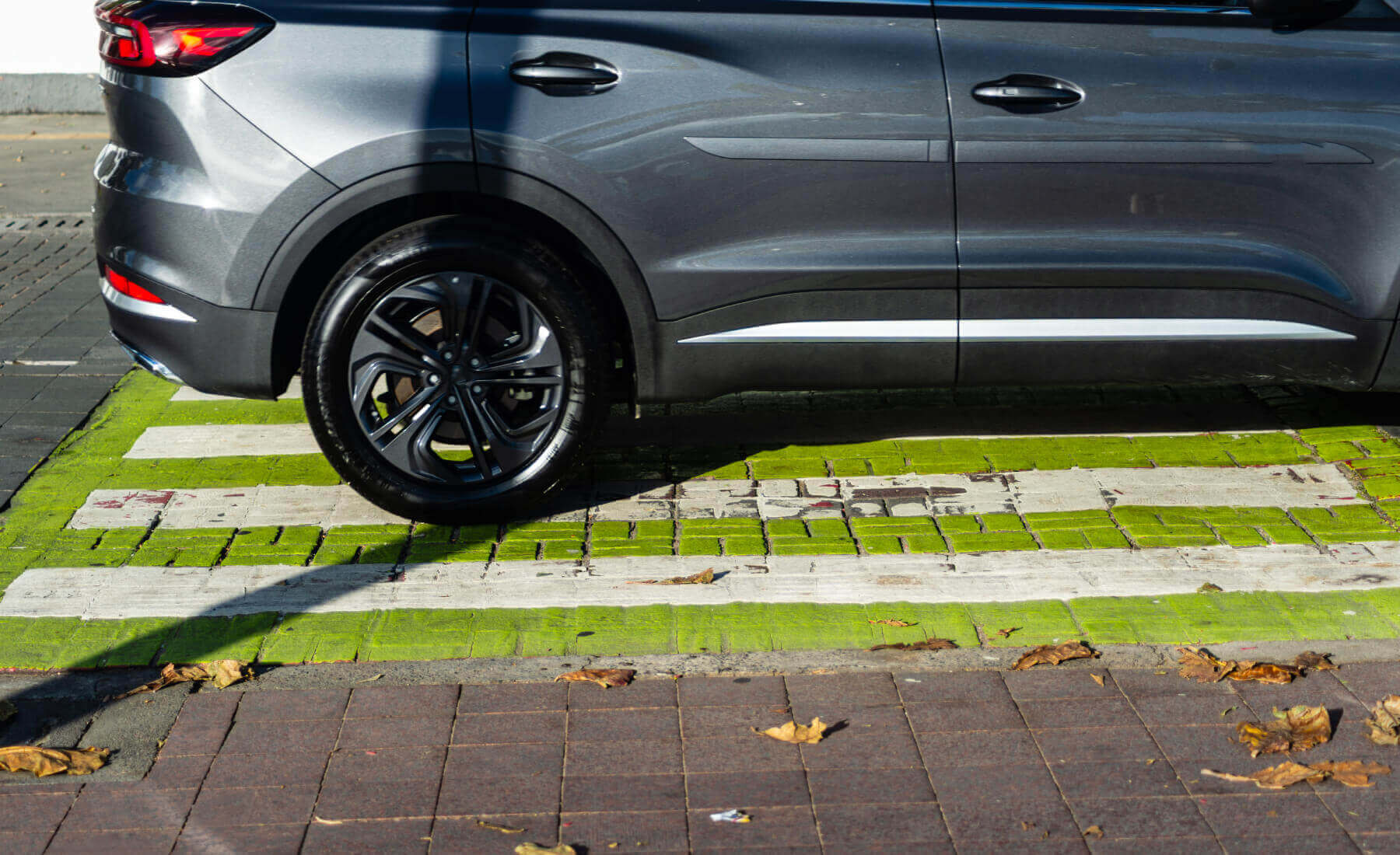 parada de coche en medio del paso de peatones