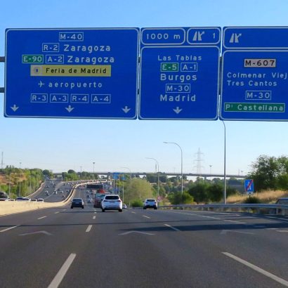 ¿Por qué las señales de las carreteras son azules en España, pero verdes en otros países de Europa? 