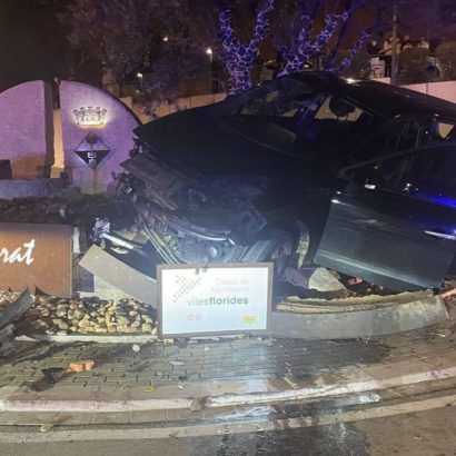 Conducían a 151 km/h, se fugaron y chocaron con una rotonda: lo peor fue quién era el conductor y sus acompañantes 