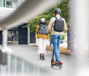 patinete electrico casco dgt